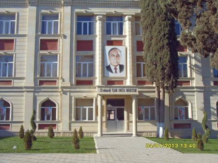 Məktəb yayda əsaslı təmir olunub, rəhbərlik şagirdlərdən “təmir pulu” yığır