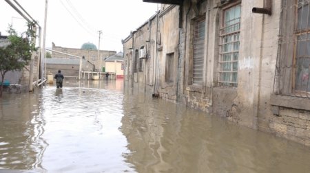 Bakıda su basmış evlərdən 77 nəfər təxliyə olunub