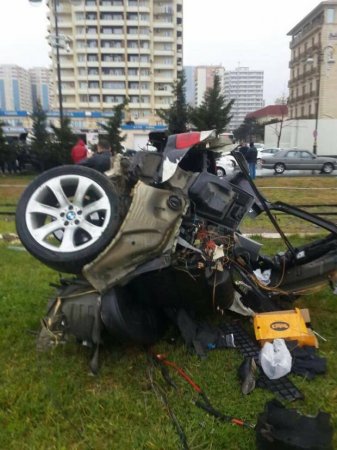 Bakıda BMW X5 iki yerə parçalandı - 