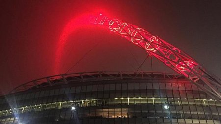 İngiltərənin məşhur stadionu terrora görə türk bayrağına "büründü" - 