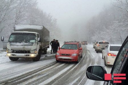 Güclü qar Şamaxı-İsmayıllı yolunda hərəkəti iflic etdi - 