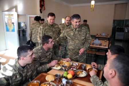 Müdafiə naziri zirehli texnikaların döyüş qabiliyyətini yoxlayıb - 