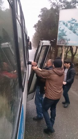 Bakıda sərnişinlə dolu avtobusun qapısı yola düşdü -