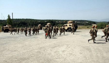 Təlimlərdə iştirak edən qoşunlar əməliyyat təyinatı rayonları istiqamətində hərəkət edir