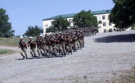 Təlimlərdə iştirak edən qoşunlar əməliyyat təyinatı rayonları istiqamətində hərəkət edir