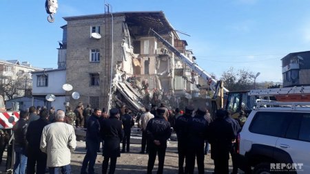 Gəncədə yaşayış binasında partlayış olub, ölən və yaralananlar var 