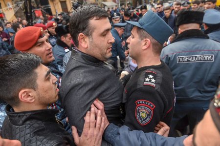 Yerevanda etirazçılar döyüldü, saxlanılanlar var - 