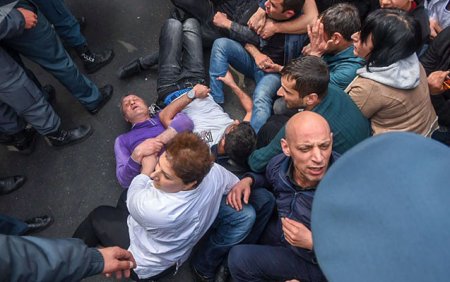 Yerevanda etirazçılar döyüldü, saxlanılanlar var - 