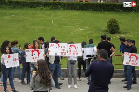 Parlament qarşısına toyuqlar çıxarıldı...- 