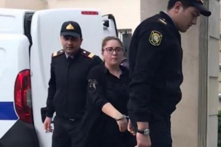 Narkotikə görə saxanılan baş redaktor məhkəməyə belə aparıldı - 
