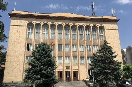 Yerevanda aksiyalar başlayıb, bütün məhkəmələrə giriş-çıxış bağlanıb - 