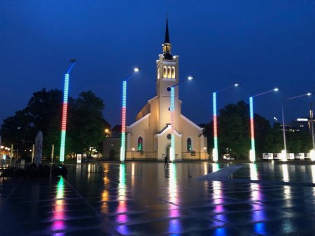 Estoniyanın "Azadlıq" meydanı Azərbaycan bayrağının rənglərində işıqlandırılıb