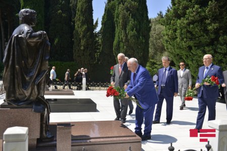 Ağsaqqallar Şurasının üzvləri Heydər Əliyevin məzarını ziyarət ediblər