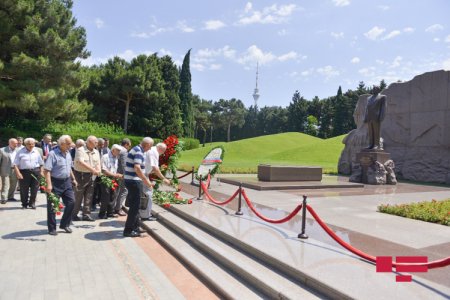 Ağsaqqallar Şurasının üzvləri Heydər Əliyevin məzarını ziyarət ediblər