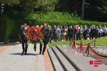 Ağsaqqallar Şurasının üzvləri Heydər Əliyevin məzarını ziyarət ediblər