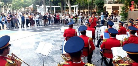 Silahlı Qüvvələr Günü münasibətilə hərbi orkestrlərin çıxışları təşkil olunub 