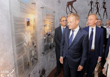 Donald Tusk Qobustan Milli Tarix-Bədii Qoruğunda olub