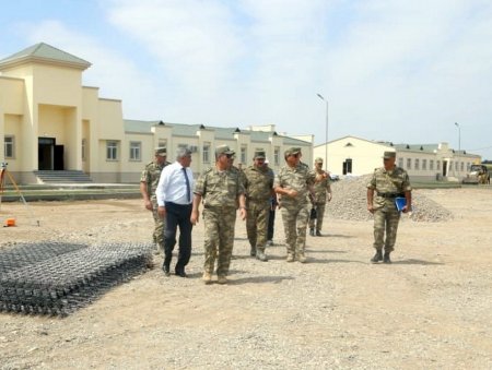 Müdafiə naziri cəbhəboyu zonada tikintisi davam edən bir neçə hərbi hissədə olub - 