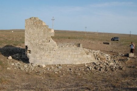 Bakıda özəl şirkət tarixi abidəni yerlə-yeksan etdi,