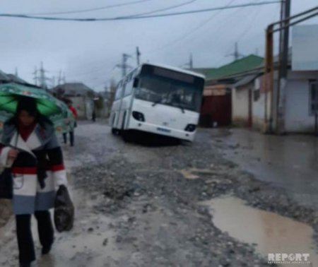 Xırdalanda sərnişin avtobusu yeni qazılmış yolda batıb