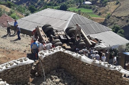 Yardımlıda yol çəkən maşın evin üzərinə aşdı