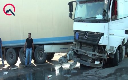 TIR-ın təkəri partladı, yol kənarındakı maşınlara çırpıldı 