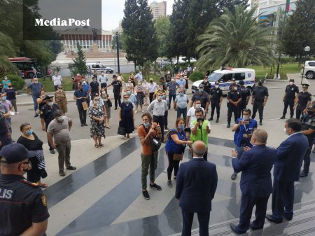 Mərkəzi Bank sədrinin müavinləri etirazçılarla görüşdü - Mərkəzi Bank sədrinin müavinləri etirazçılarla görüşdü -