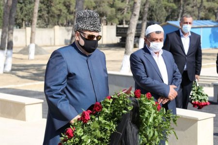 Allahşükür Paşazadə şəhidlərin məzarlarını ziyarət edib