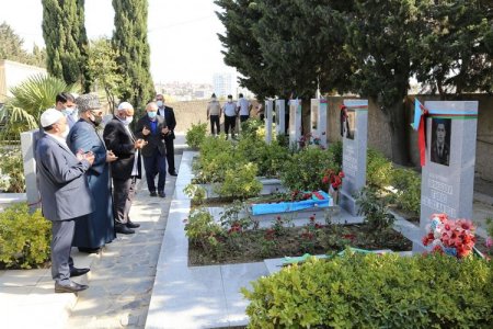 Allahşükür Paşazadə şəhidlərin məzarlarını ziyarət edib