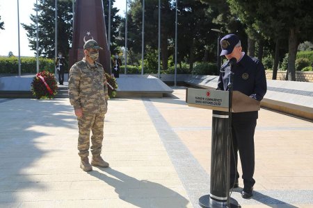 Azərbaycan və Türkiyə Müdafiə nazirləri Fəxri və Şəhidlər xiyabanını ziyarət etdilər - 