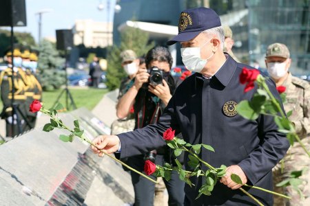 Azərbaycan və Türkiyə Müdafiə nazirləri Fəxri və Şəhidlər xiyabanını ziyarət etdilər - 