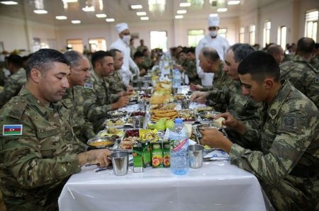 Baş Prokuror və Hərbi Prokuror cəbhəboyu zonada yerləşən hərbi hissələrdə olublar - 