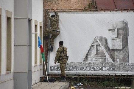 Azərbaycan hərbçiləri Laçın şəhərini bayraqla bəzədi