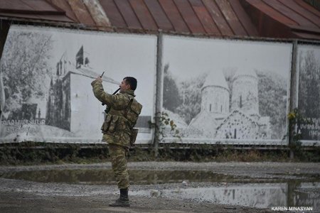 Azərbaycan hərbçiləri Laçın şəhərini bayraqla bəzədi