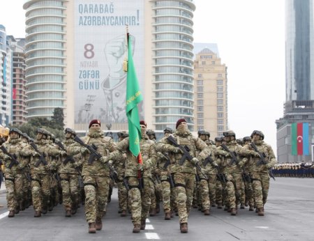 Paradda qoşun növlərinə onlar rəhbərlik etdi