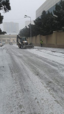 Qarlı günlərdən sonra Nərimanov rayonunda da təmizlik işləri davam  etdirilir - 