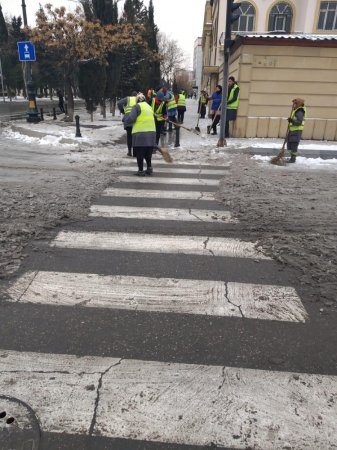 Qarlı günlərdən sonra Nərimanov rayonunda da təmizlik işləri davam  etdirilir - 