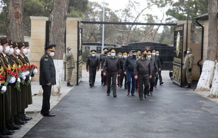 Müdafiə Nazirliyinin rəhbərliyi şəhidlərimizin məzarlarını ziyarət etdi -