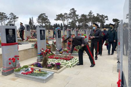 Müdafiə Nazirliyinin rəhbərliyi şəhidlərimizin məzarlarını ziyarət etdi -