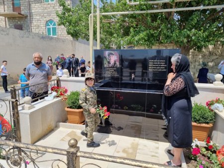 Əziz Əzizov şəhid ailəsini ziyarət edib -