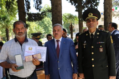 Tərtərdə şəhid ailələrinə və Vətən müharibəsi iştirakçılarına orden və medallar təqdim olunub