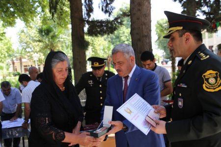 Tərtərdə şəhid ailələrinə və Vətən müharibəsi iştirakçılarına orden və medallar təqdim olunub