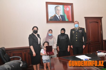 Abşeronda şəhid ailələrinə medal və ordenlərin təqdimetməsi keçirilib