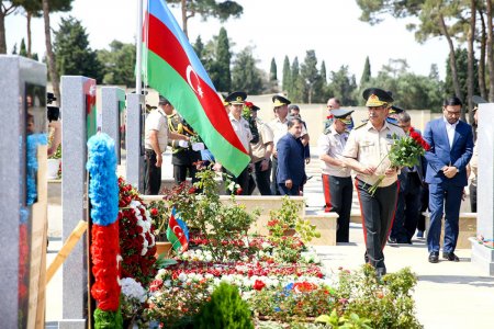 Zakir Həsənov Polad Həşimov və İlqar Mirzəyevin məzarını ziyarət edib