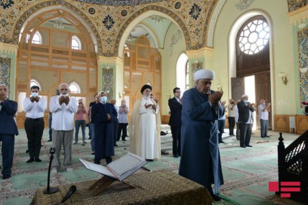 “Təzəpir” məscidində bayram namazı qılınıb - 