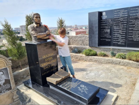 Fədayə Laçın Azərbaycana qayıdan kimi onların məzarını ziyarət etdi - 