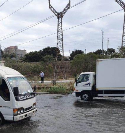 Bakıda “Baksol yolu”nu kanalizasiya suları basdı - 