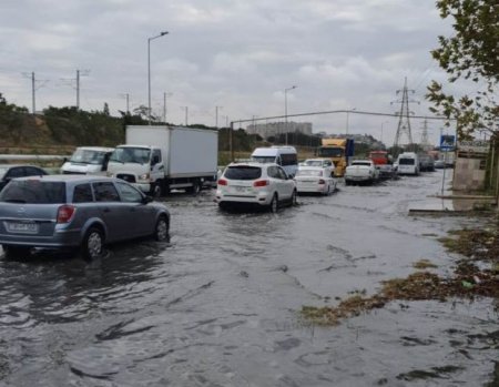 Bakıda “Baksol yolu”nu kanalizasiya suları basdı - 