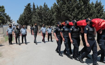 Daxili işlər naziri polis əməkdaşı ilə vida mərasimində iştirak edib