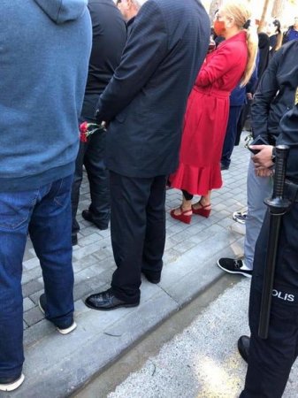 Anım Günündə al qırmızı geyinən Mehriban Qaralova kimdir? -